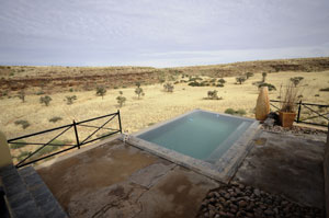 vogelstrausskluft country lodge namibia