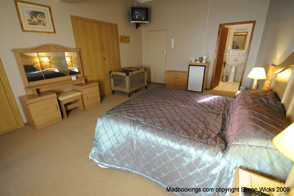 goibib_mountain_lodge_room_01